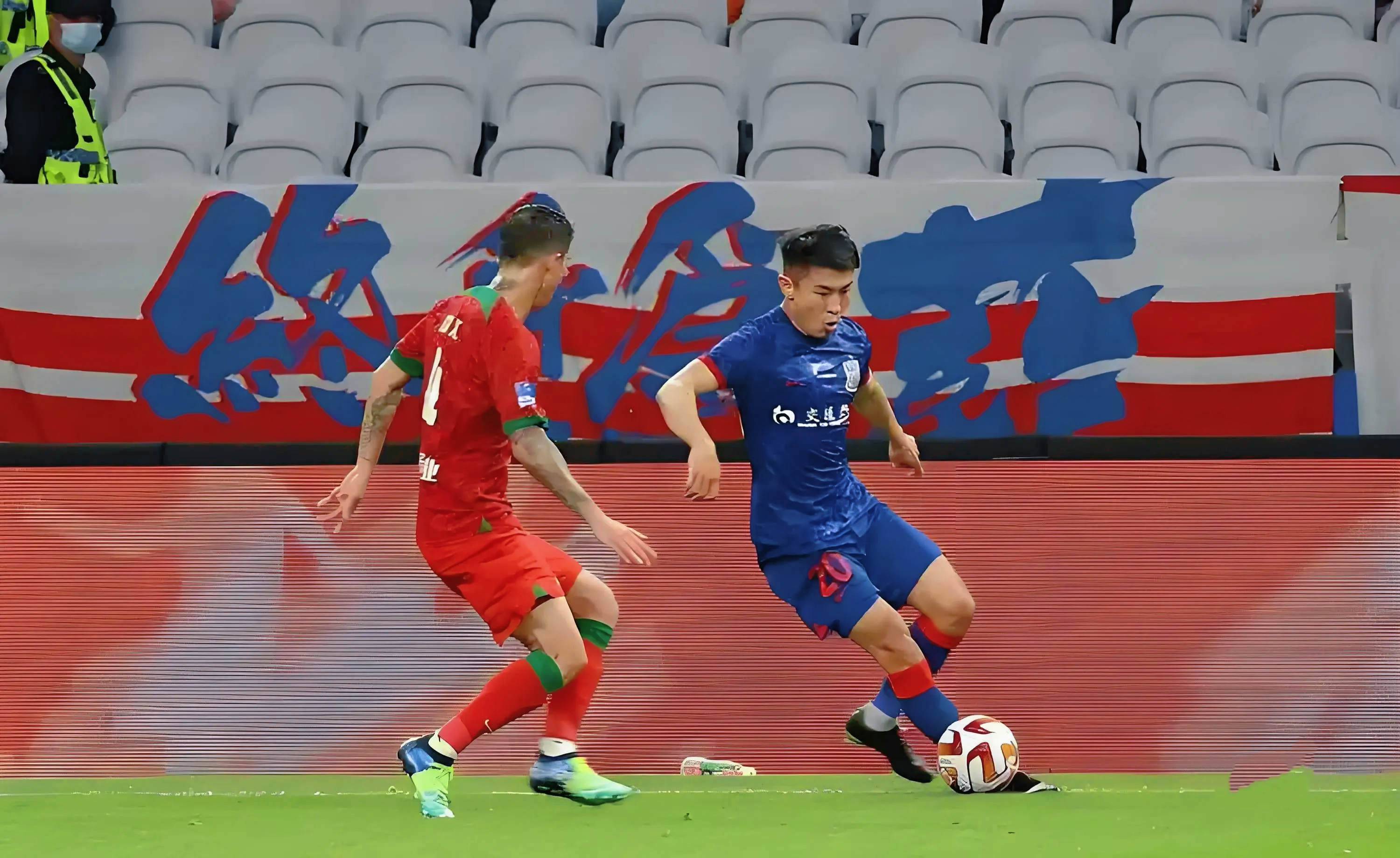 比赛中球员表现出色,成为焦点人物 比赛中球员表现出色,成为焦点人物