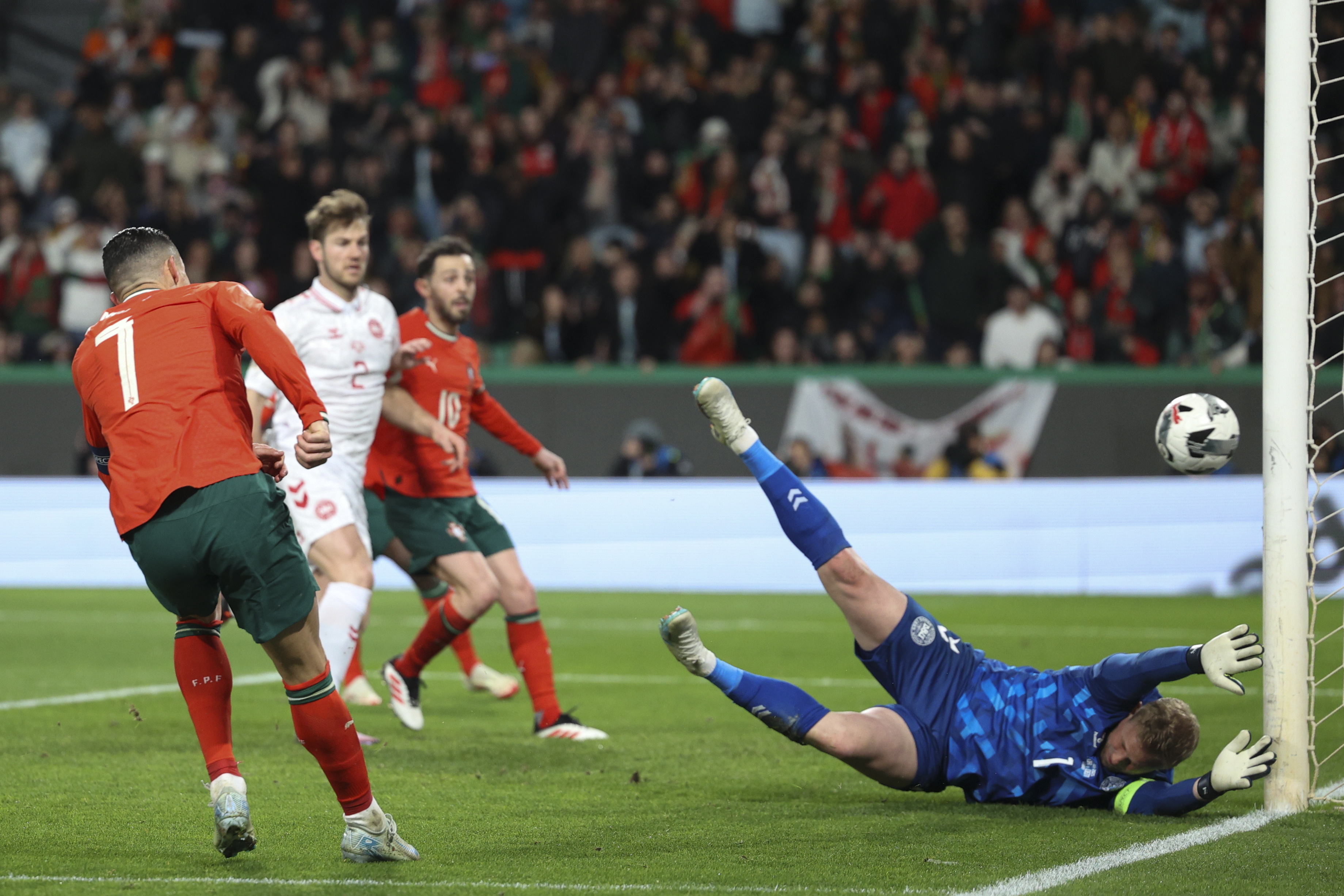 爱游戏vip注册-葡萄牙球员受伤离队，遗憾告别比赛的简单介绍