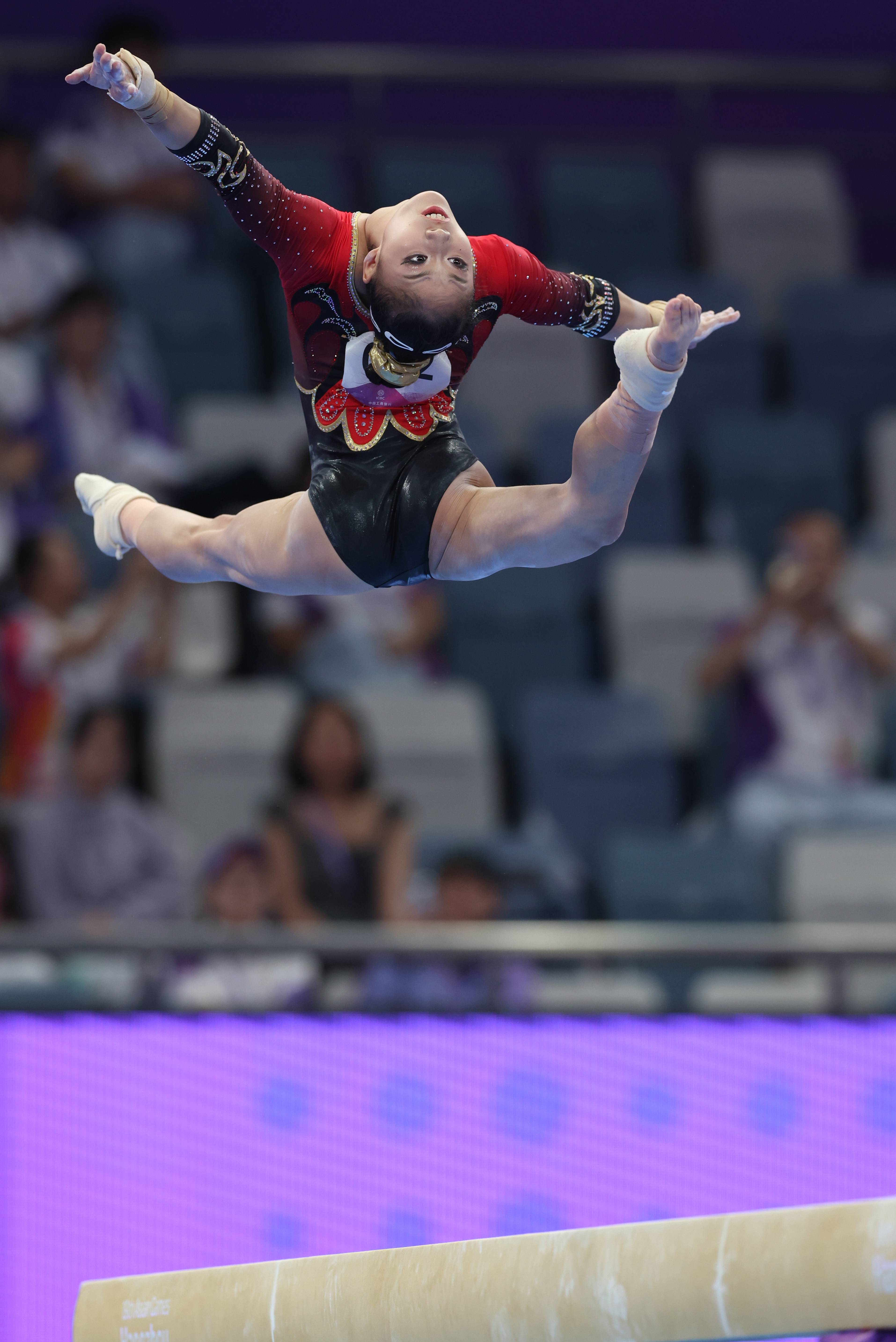 竞技体操赛事中运动员精湛技艺展现