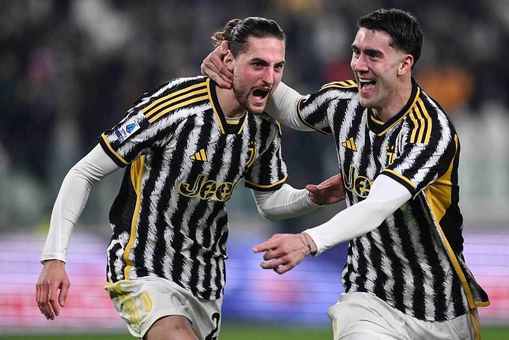 包含拉齐奥中场受伤不下火线，主教练焦急调整战术的词条