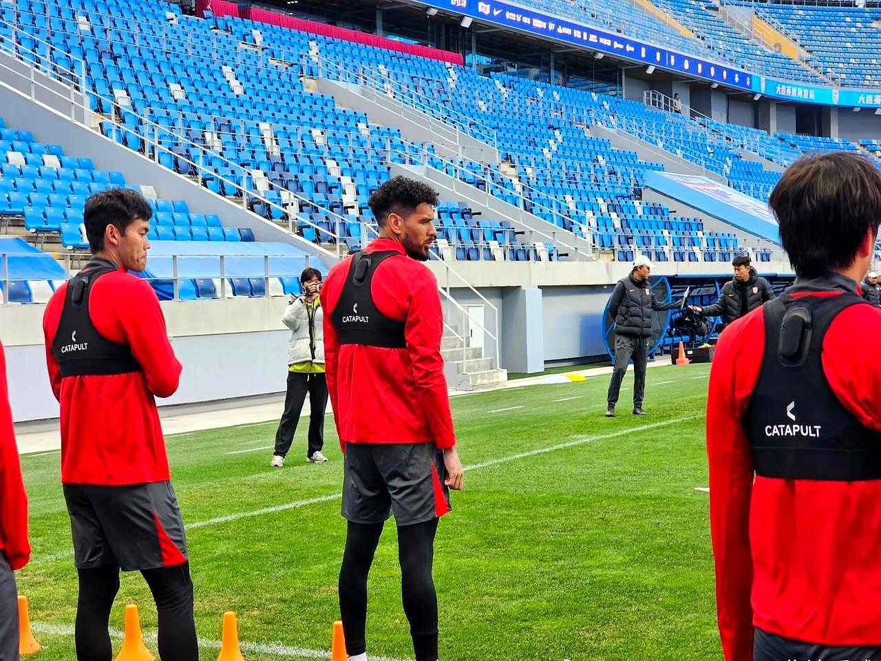 爱游戏在线-年轻球员赛场上展现出成熟表现，获得教练好评