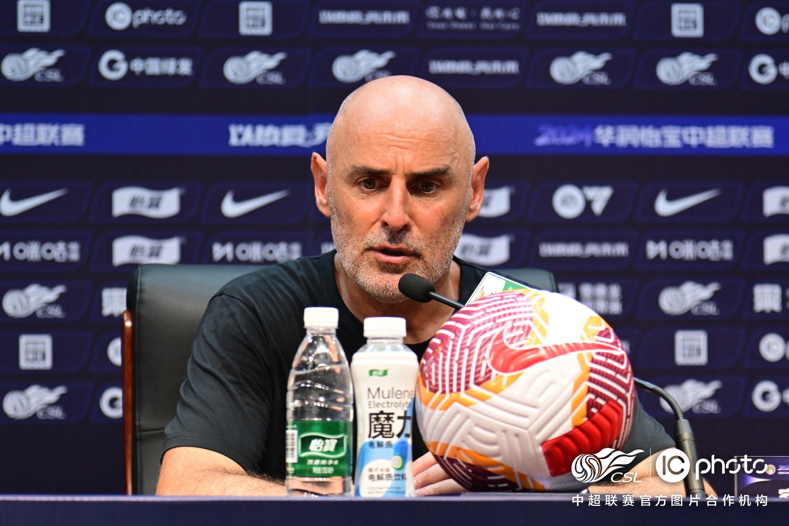 年轻球员赛场上展现出成熟表现,获得教练好评 年轻球员赛场上展现出成熟表现,获得教练好评