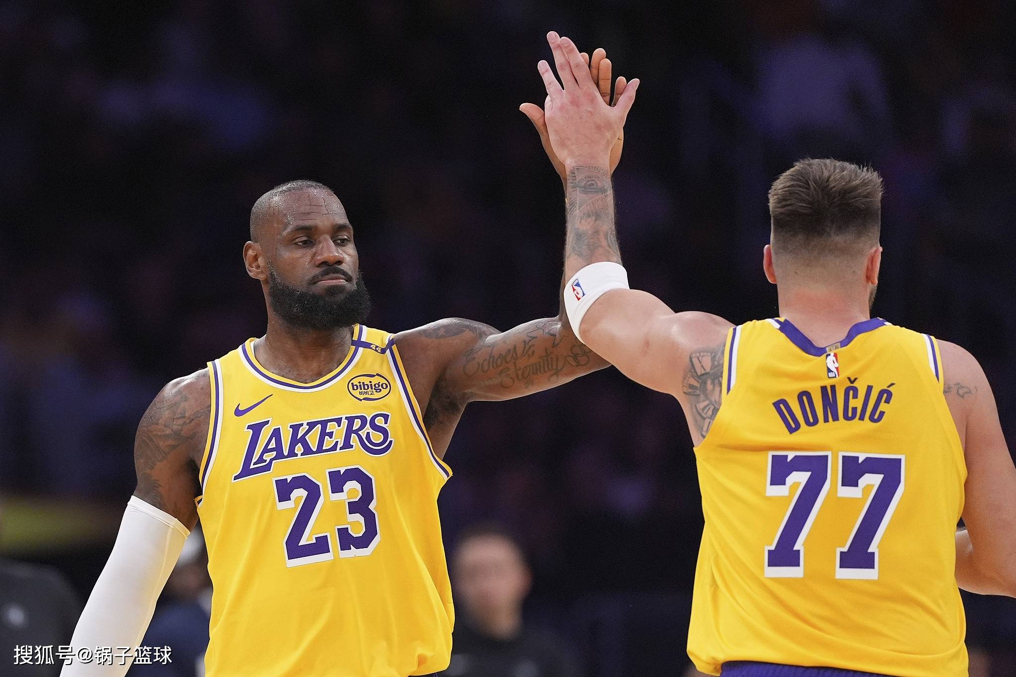 詹皇带队复仇火箭，轻松晋级半决赛